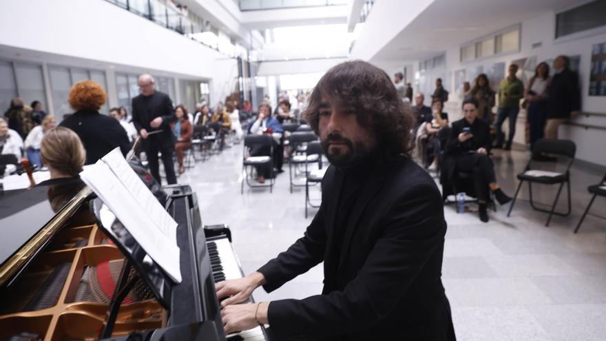 La emotiva historia de Guillermo Martínez, el músico que regaló un concierto al HUCA: «Es el lugar en el que volví a nacer»
