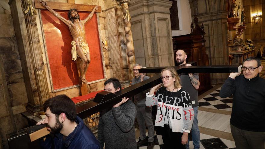 Los ensayos de la Vera Cruz de Gijón para el vía crucis del Cristo del Perdón, en imágenes