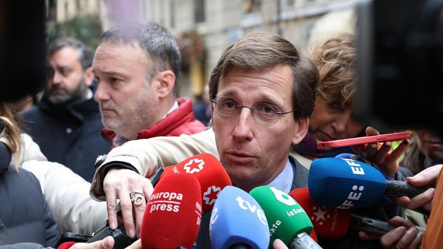 Almeida pide abordar «entre todos» el problema de los 400 sintecho en Barajas
