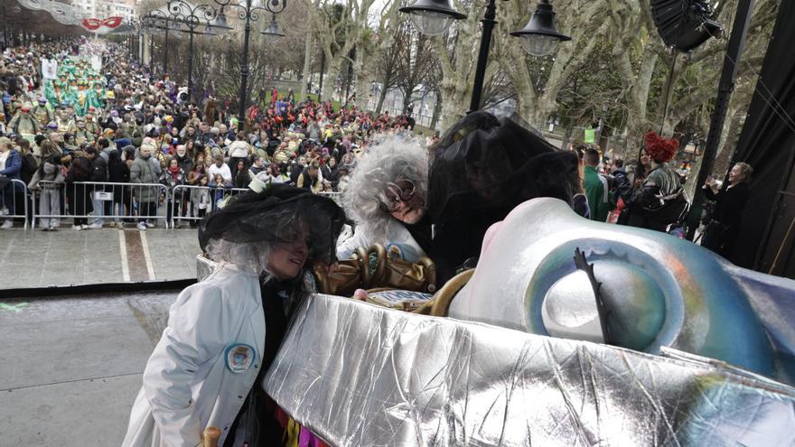 VÍDEO: Gijón despide «con pena» a la sardina del Antroxu