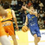 El Alimerka Oviedo Baloncesto cumple (74-61) ante el Naturavia Morón y duerme en puestos de play-off de ascenso