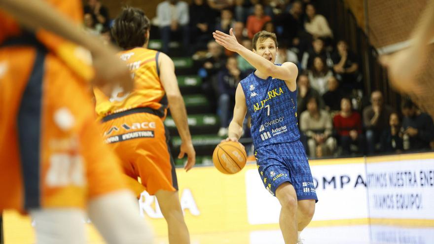 El Alimerka Oviedo Baloncesto cumple (74-61) ante el Naturavia Morón y duerme en puestos de play-off de ascenso