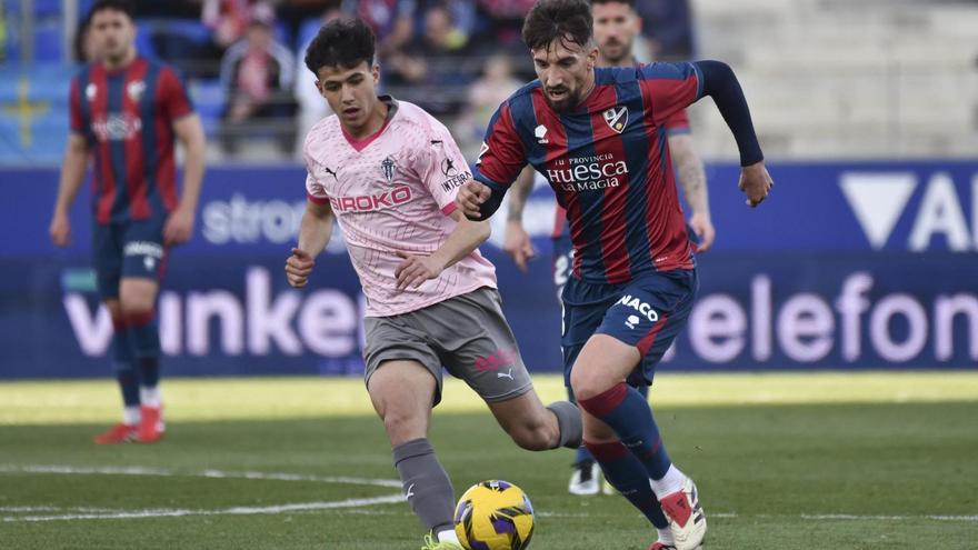 El Sporting se ahoga en El Alcoraz y desata la crisis: dura derrota (3-2) en Huesca