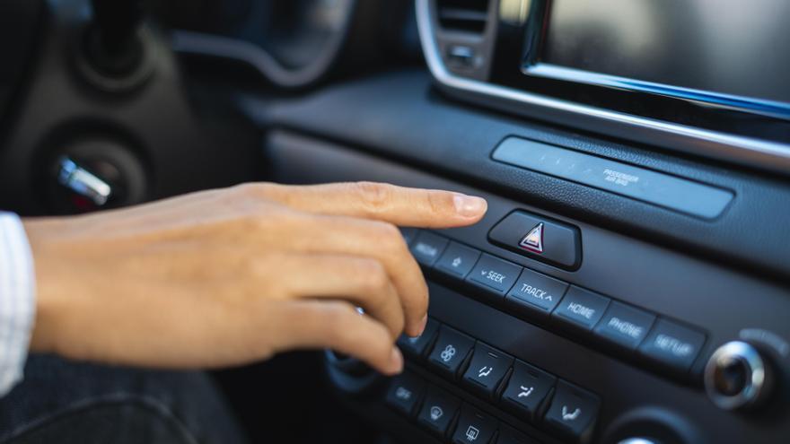 La DGT avisa seriamente: las multas por usar mal los warning del coche