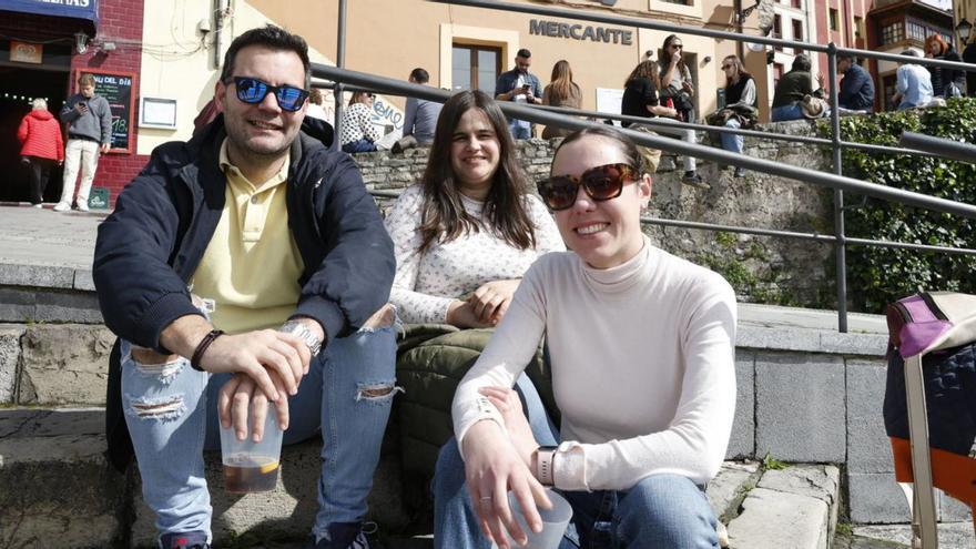 La Cuesta del Cholo se sacude el invierno y las obras en Cimavilla: ambientazo con el sol de marzo