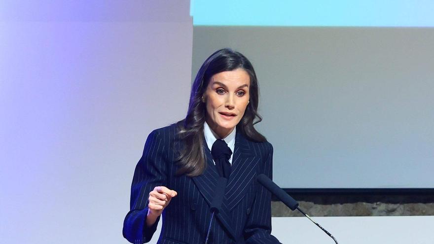 VÍDEO: La Reina Letizia, muy cercana, saluda a los ovetenses en la salida del acto por el Día Mundial de las Enfermedades Raras