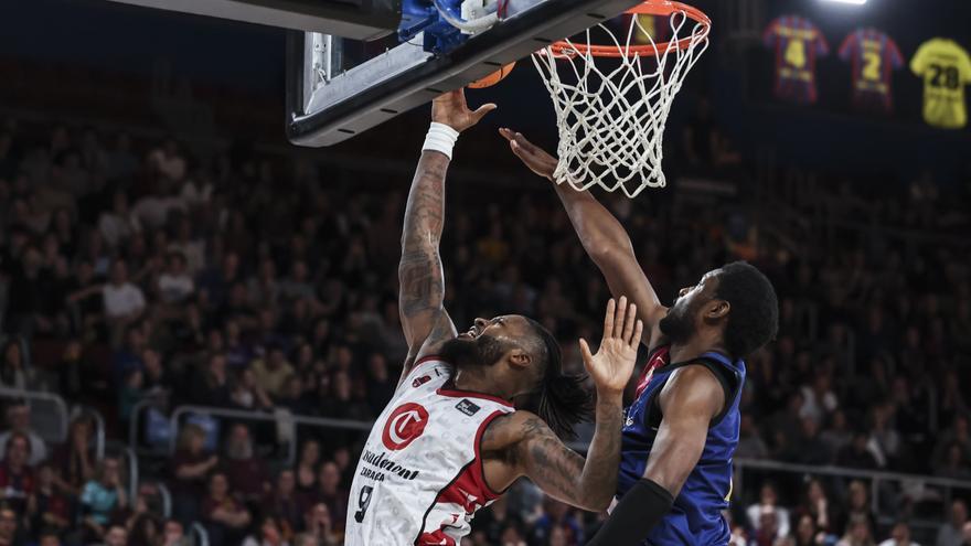 El Barça despierta en el último cuarto para no interrumpir su buena racha
