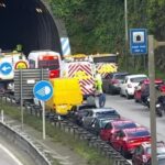 VÍDEO: Atasco en la ronda de Oviedo y corte en la Y tras desprenderse la carga de un camión