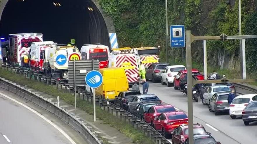 VÍDEO: Atasco en la ronda de Oviedo y corte en la Y tras desprenderse la carga de un camión
