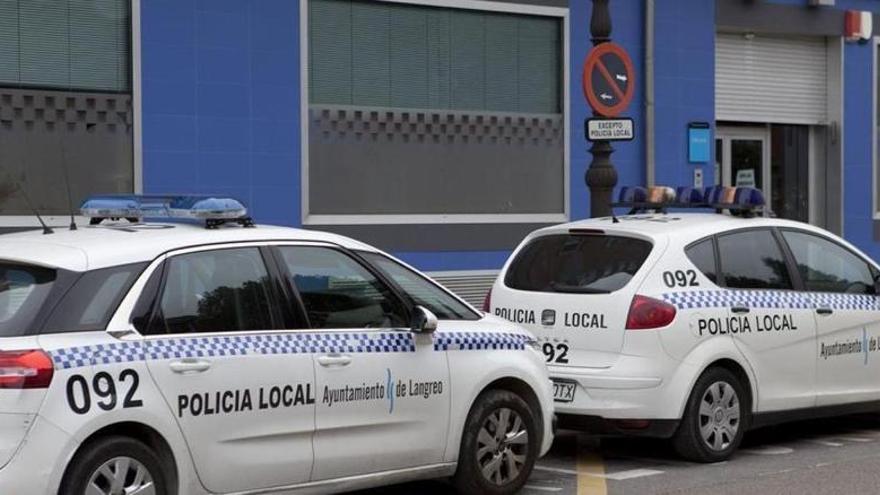El taxi no llegaba, fue a la Policía de Langreo a quejarse y acabó detenido tras insultar a los agentes: «Estaba alteradísimo»