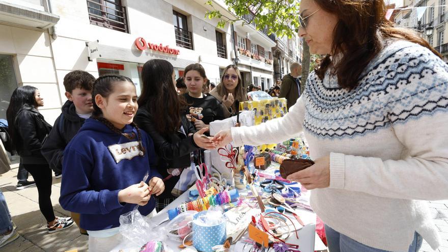 EN IMÁGENES: Así fue el mercado escolar que se celebró este sábado en Avilés