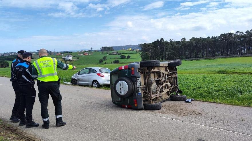 Tres heridos en un accidente en Navia que obligó a cortar la vía durante hora y media