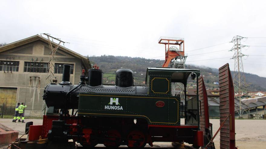 Hunosa recupera una histórica locomotora para el pozo San José