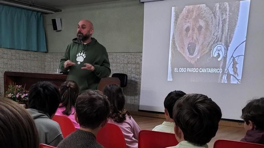 El oso pardo cantábrico, protagonista en el colegio José García Fernández de Luarca