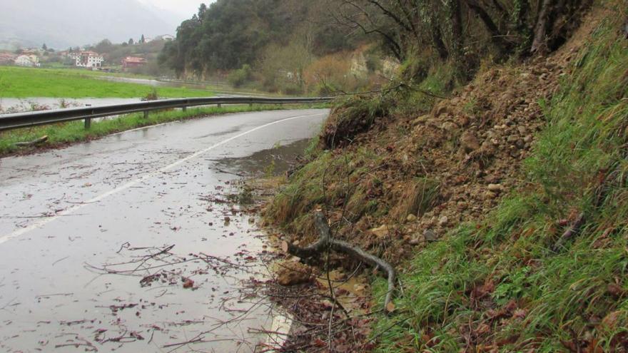 La mejora de esta carretera autonómica, en un estado «deplorable», tiene que tramitarse otra vez seis años después: «El Principado no fue ni diligente, ni previsor»