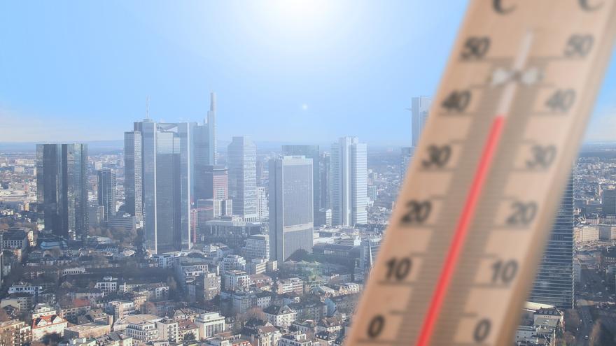 Inventan láminas de plástico porosas que enfrían los edificios al irradiar luz al espacio
