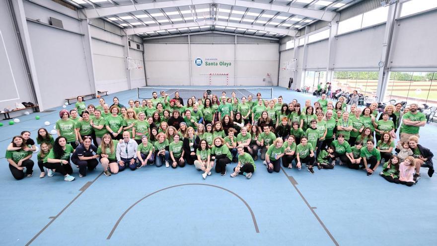 Más de 300 personas practican zumba con un fin solidario en el Club Natación Santa Olaya: «Hay que ayudar»