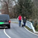Arriesgarse a ser atropellado o sumergirse en el barro de una caleya: la difícil elección para los vecinos de Boo