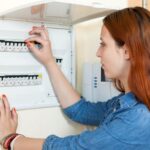 Cinco ideas para ocultar el cuadro eléctrico de tu casa y poner guapa la entrada