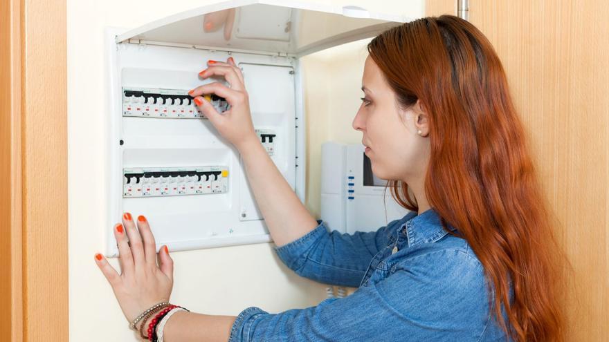 Cinco ideas para ocultar el cuadro eléctrico de tu casa y poner guapa la entrada