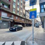 Giro de 180 grados en ordenación vial de Pola de Laviana: este lunes cambia el sentido del tráfico en la calle Libertad, su principal arteria