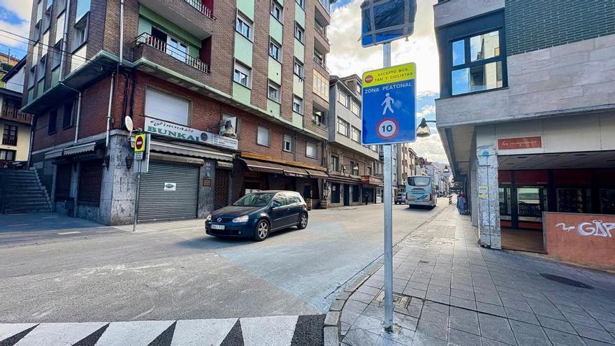Giro de 180 grados en ordenación vial de Pola de Laviana: este lunes cambia el sentido del tráfico en la calle Libertad, su principal arteria