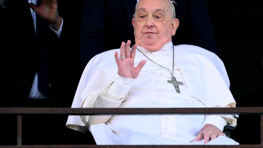 El médico que trató al papa: «Tuvimos que elegir entre dejarlo ir o probar con todo»