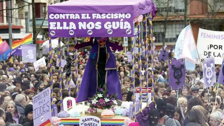 El ministro Urtasun sale en defensa de la Santina de «Queervadonga»: «Denunciar a dos activistas por el 8M en Gijón es un intento de censura»