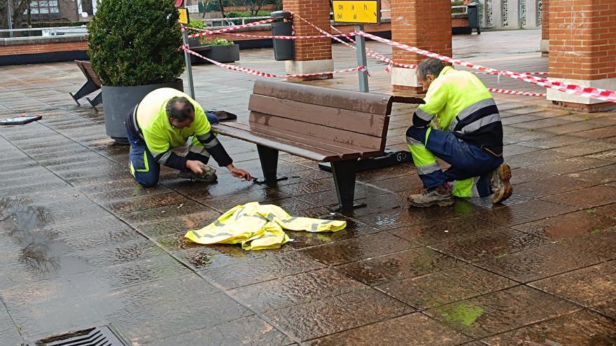 Comienza la retirada del mobiliario urbano de la Plaza Mayor de La Fresneda con el desanclaje de bancos y seis de las jardineras