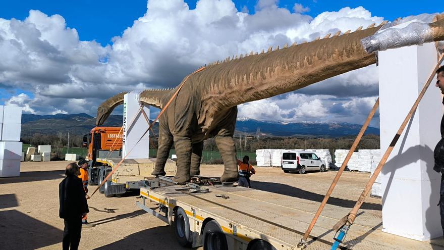 Los fabricantes de «Ruperta», la calabaza del «Un, dos, tres», crean un gigantesco dinosaurio para el MUJA