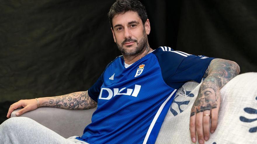 Melendi bromea sobre sus gustos futbolísticos: “Si no existiera el Oviedo… del Sporting no iba a ser, igual del Avilés”