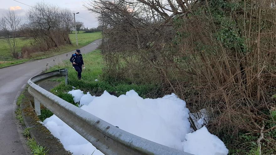 Alerta en Ables (Llanera) por un vertido de origen desconocido el el arroyo Tarabica