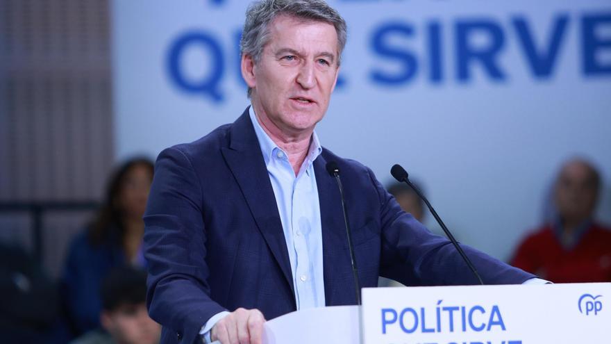 Feijóo descarta el «atajo» de la moción de censura con Junts y jalea al PP contra la «república bananera» de Sánchez