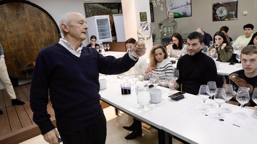 La Escuela de Hostelería saborea los vinos de Jerez (en imágenes)