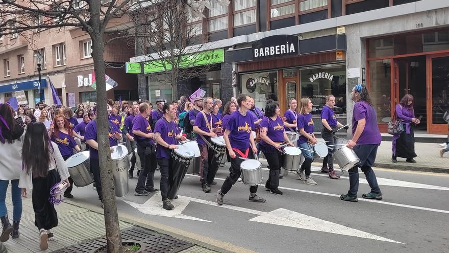EN IMÁGENES: Carrozas, batucada y pancartas: así ha sido la multitudinaria manifestación del 8M en Asturias