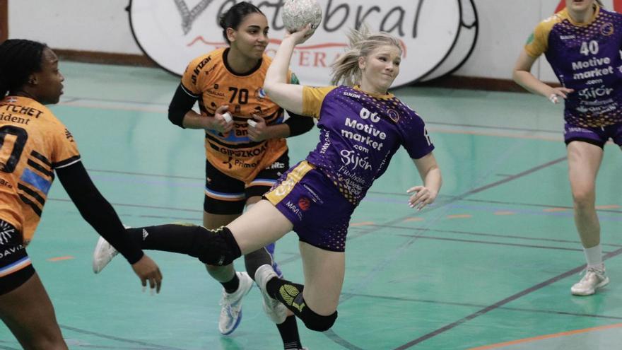 Demasiado Bera Bera para el MotiveMarket.com: las gijonesas caen ante uno de los mejores equipos de Liga Guerreras Iberdrola (22-32)