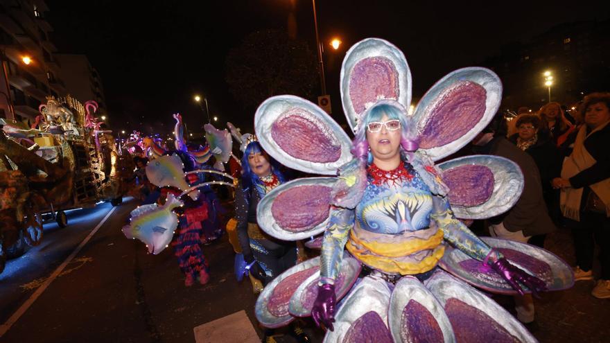 Esfinges, mamuts y hasta viajeros en el tiempo: Avilés vibra con un multitudinario desfile de Antroxu
