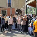 Concentración silenciosa y llena de lágrimas en Grado para apoyar a la familia del menor fallecido el sábado, tras caer por la ventana de un tercer piso