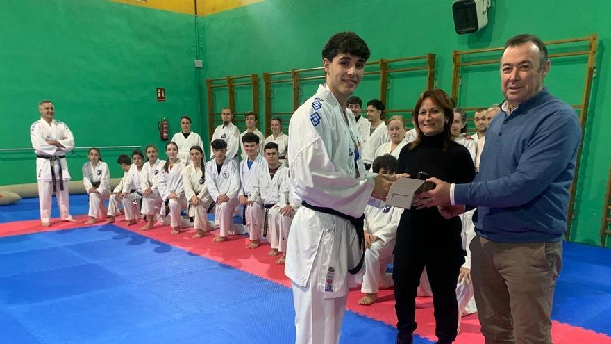 El karateca moscón Borja Gutiérrez recibe el reconocimiento de Grado por sus éxitos deportivos