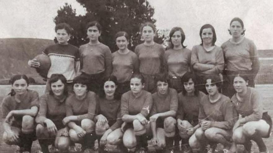 La Unión Deportiva La Espina celebra el 8M recordando a las pioneras del fútbol en el pueblo: «Ellas también son nuestra historia»
