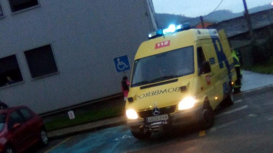 Hallan muerto a un vecino en su domicilio de Vegadeo: el mal olor detectado en el portal alertó a los vecinos