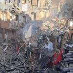 Una tubería dañada y una bolsa de gas oculta, posibles causas de la gran explosión que reventó una casa en Mieres y causó 18 heridos: «Es un milagro que no haya muertos»