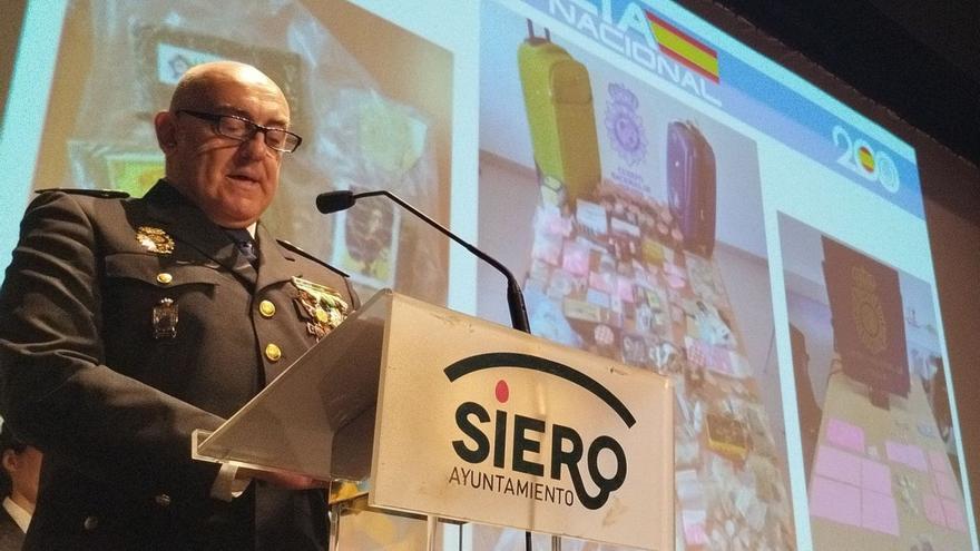 El comisario Manuel Alberto Aragón, premio «Pueblo de Lugones»