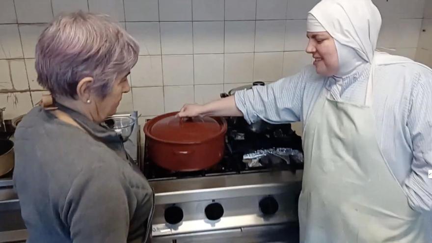 Las exmonjas de Belorado aprenden los «secretos» de la fabada, el arroz con leche, los negritos… con una cocinera asturiana