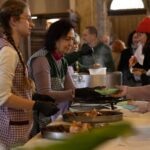 Infiesto «antroxa» con La Benéfica: visita del Gran Wyoming, fabada comunitaria  y un gran desfile