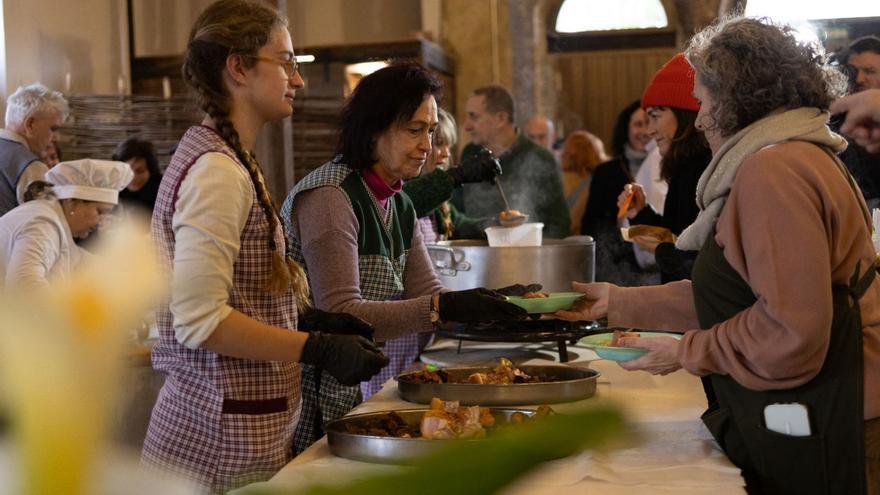 Infiesto «antroxa» con La Benéfica: visita del Gran Wyoming, fabada comunitaria  y un gran desfile