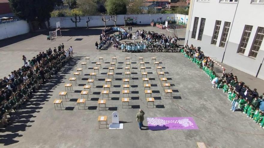 Pupitres vacíos y velas contra la violencia de género: el colegio Beata Imelda-Santo Tomás de La Felguera rindió homenaje a 48 mujeres asesinadas