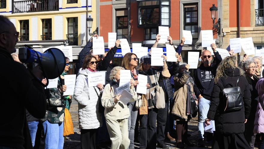 Protesta contra la okupación en la plaza Mayor de Gijón