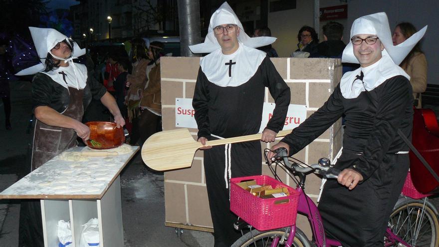 Aves gigantes, dragones, hippies y hasta las monjas de Belorado conquistan el carnaval de Arriondas