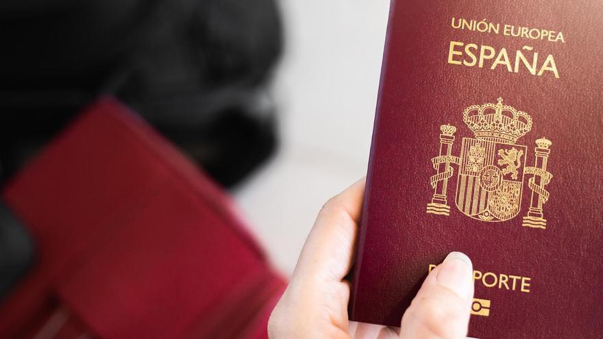 El insólito problema con el pasaporte que sufrió un famoso español: ahora vuelve a viajar junto a Antonio Recio